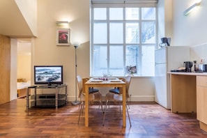 Deluxe Apartment, 1 Double Bed with Sofa bed, Non Smoking | In-room dining