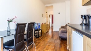 Deluxe Apartment, 1 Double Bed with Sofa bed, Non Smoking | Living area - Kensington Comfort (London)