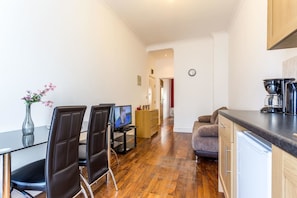 Deluxe Apartment, 1 Double Bed with Sofa bed, Non Smoking | Living area | Flat-screen TV - Kensington Comfort (London)