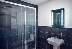 Deluxe-Doppelzimmer | Badezimmer | Kostenlose Toilettenartikel, Haartrockner, Handtücher