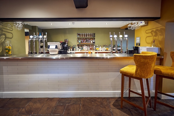 2 bar/ruang istirahat