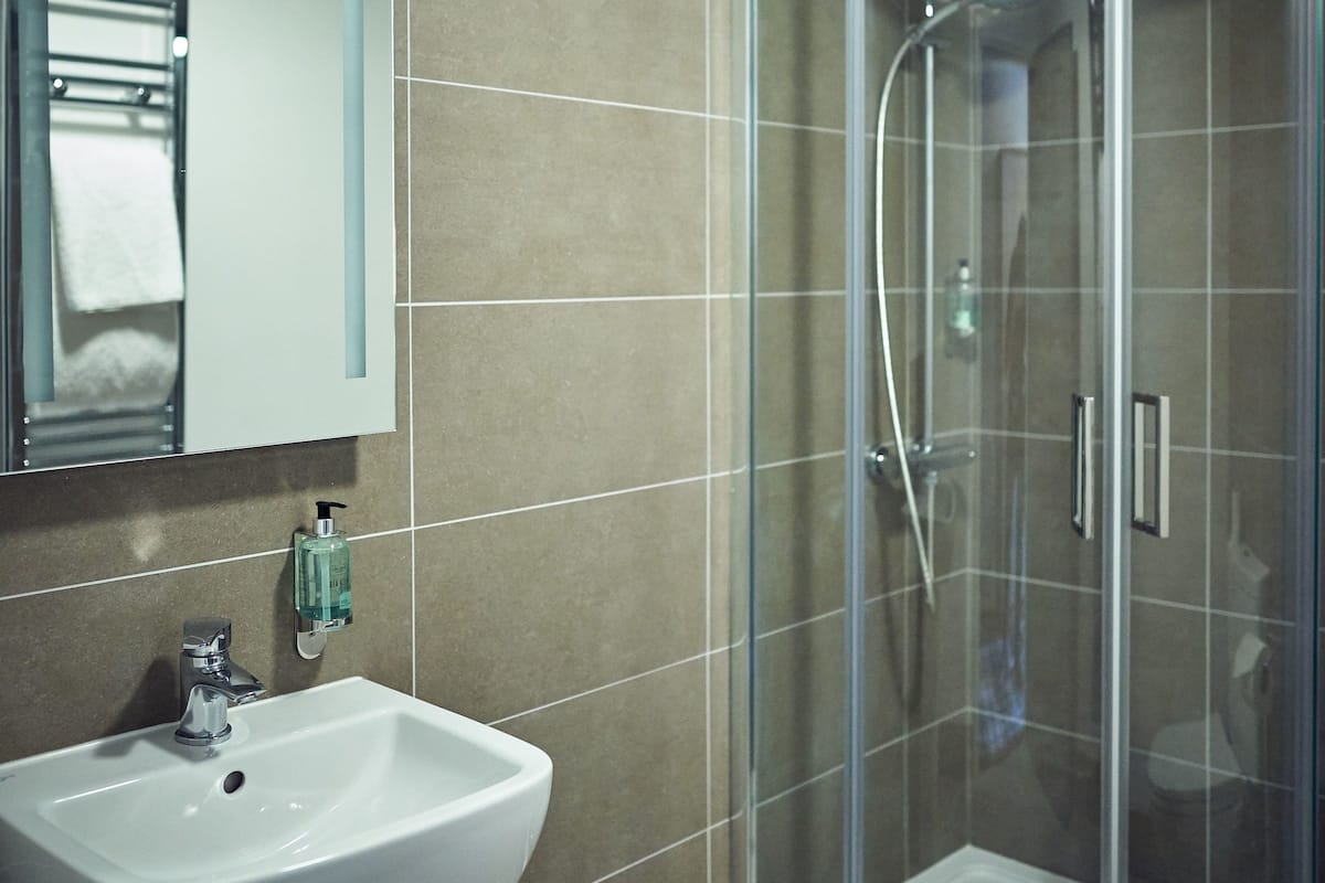 standard double room | bathroom | free toiletries, hair dryer, towels