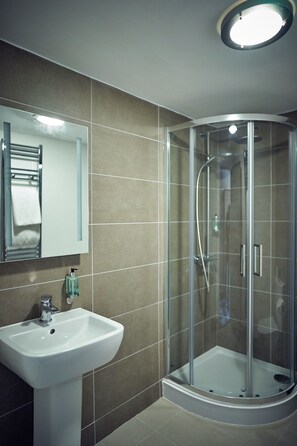 Quarto casal standard | Banheiro | Produtos de toalete grátis, secador de cabelo, toalhas de banho 
