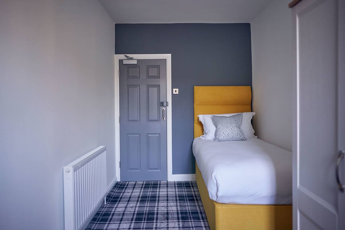 Single Room | Premium bedding, desk, WiFi (free), bed sheets