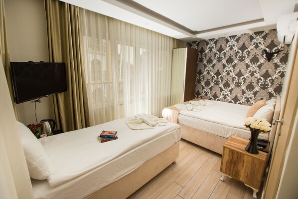 Minibar, sistema de insonorización y tabla de planchar con plancha 