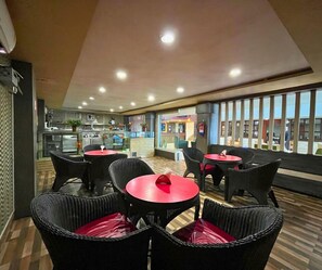 Dining - Hotel Pybss (Papumpare)