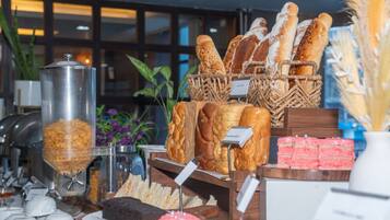 Eine Bäckereireihe mit verschiedenen Broten und Gebäcken.