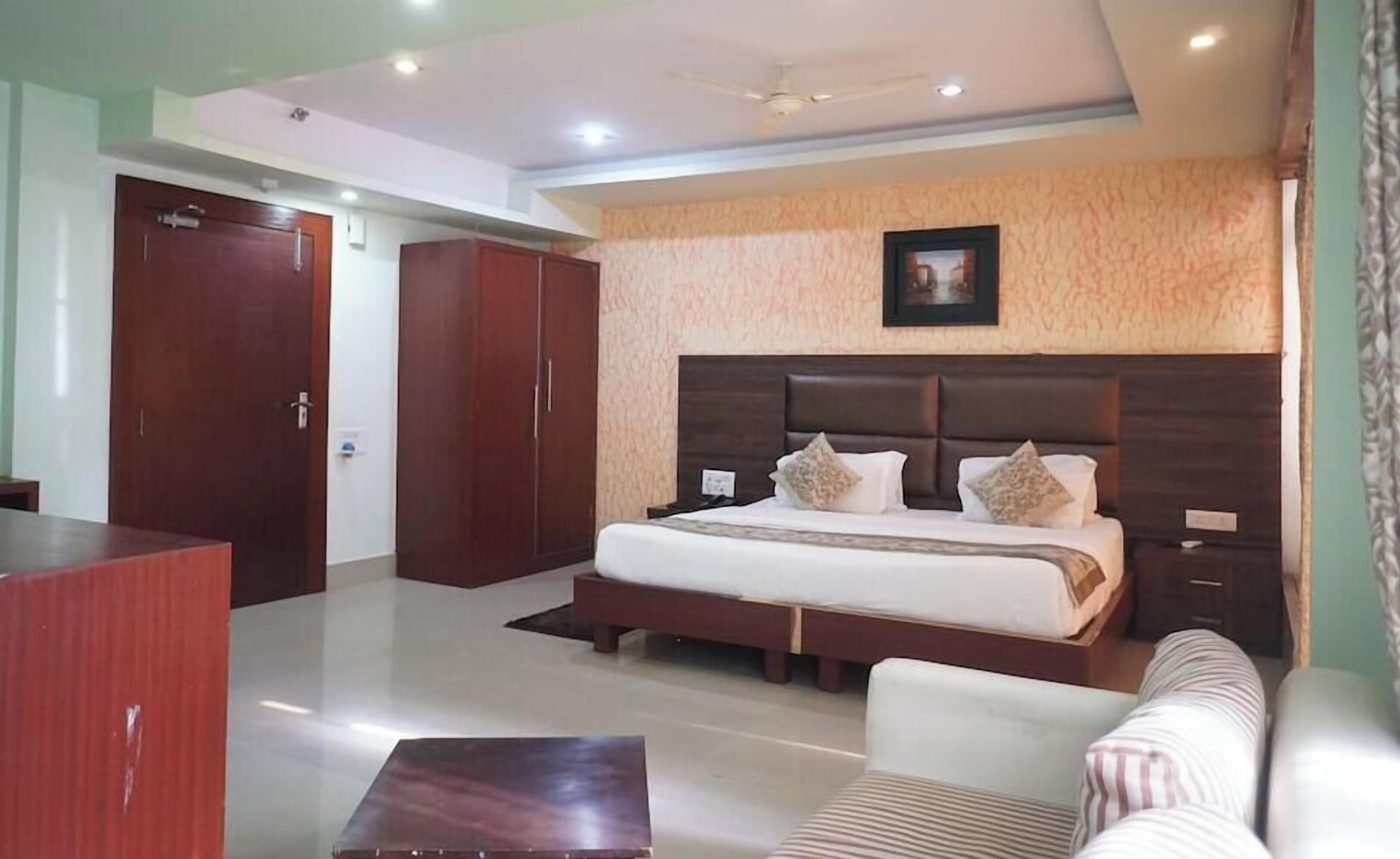 Egyptian cotton sheets, premium bedding, in-room safe, soundproofing
