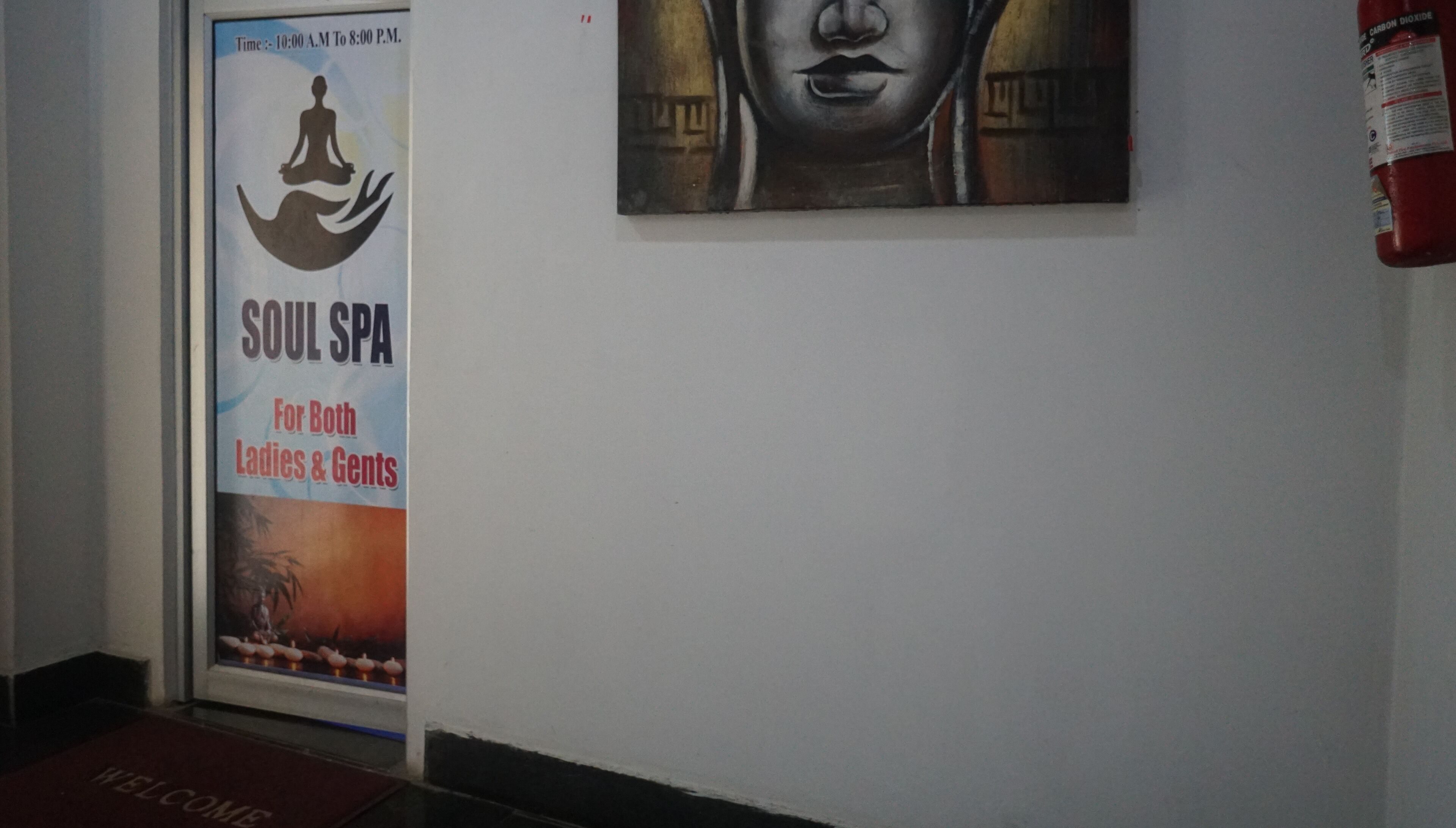 Een poster voor Soul Spa, geopend van 10:00 tot 20:00, voor dames en heren.