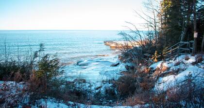 AU TRAIN ISLAND VIEW LODGE (LAKE SUPERIOR): Nukkuu 14! Kuvassa olevat kalliot lähellä!