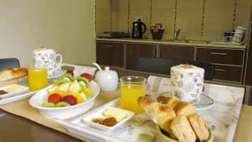 Full-sized fridge, microwave, stovetop, electric kettle