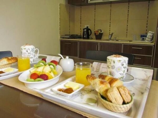 Full-size fridge, microwave, stovetop, electric kettle