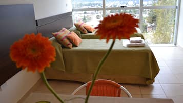 Minibar, wifi gratis y ropa de cama