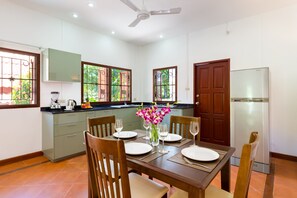 2-Bedroom Pool Villa | Essbereich im Zimmer