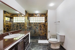 2-Bedroom Pool Villa | Banheiro | Chuveiro, secador de cabelo, toalhas de banho 