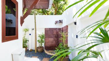 2-Bedroom Pool Villa | Salle de bain | Douche, sĂšche-cheveux, serviettes fournies