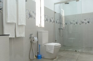 Shower, rainfall showerhead, free toiletries, bidet - When in Weligama (Weligama)