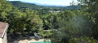 Villa with private pool, views of the Ventoux