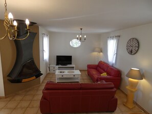 テレビ、DVD プレーヤー