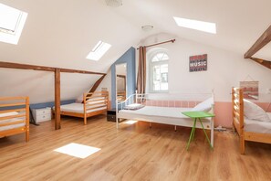 客房內保險箱、書桌、熨斗/熨衣板、免費無線上網