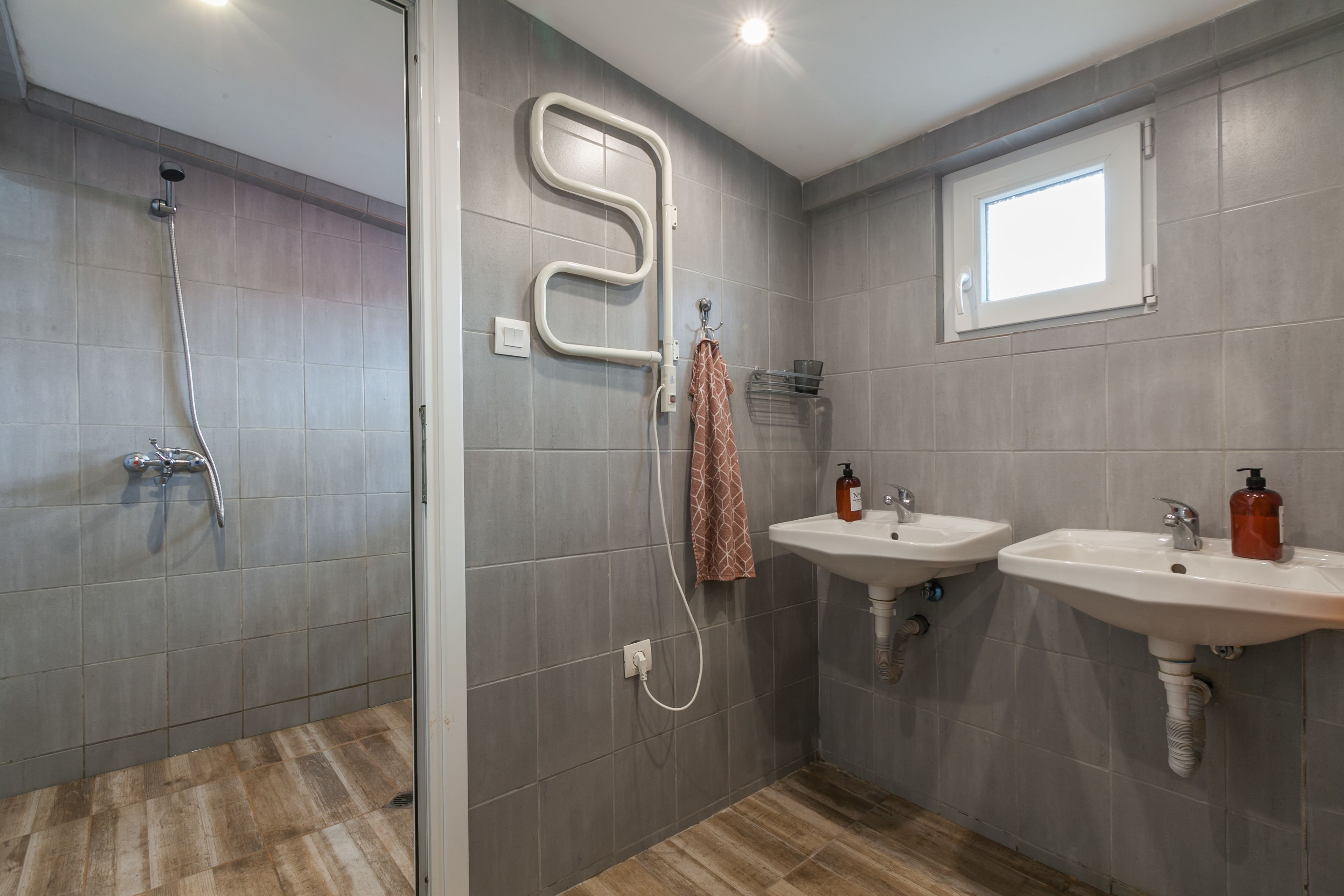 Douche, sèche-cheveux, serviettes fournies