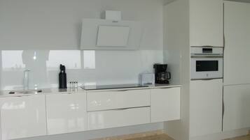 Een koelkast, een magnetron, een oven, een kookplaat