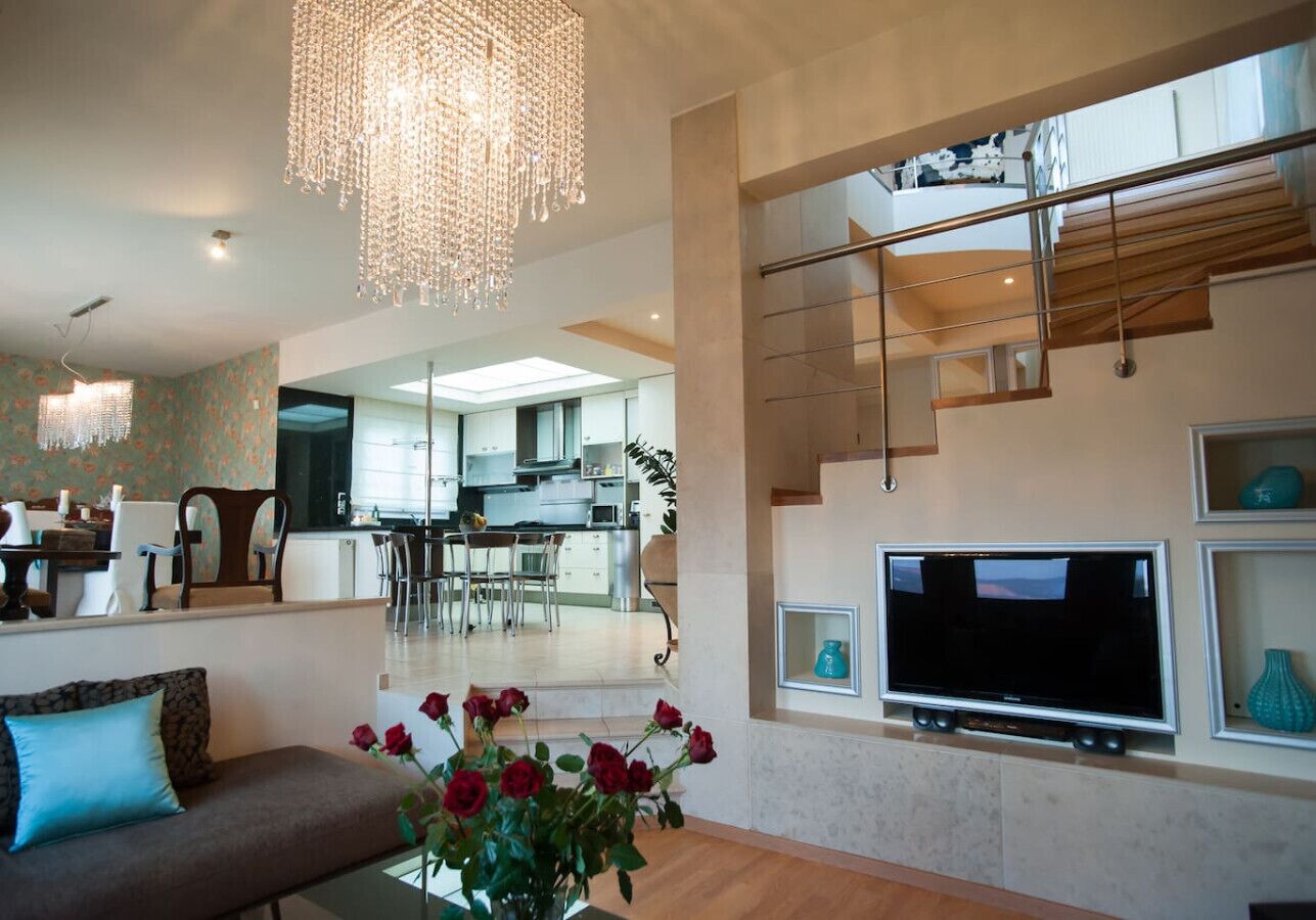 Una Smart TV, una chimenea, un reproductor de DVD