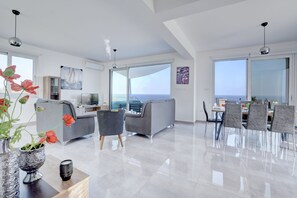 Villa, 4 chambres, piscine privée | Coin séjour | Télévision à écran plat, cheminée, lecteur de DVD