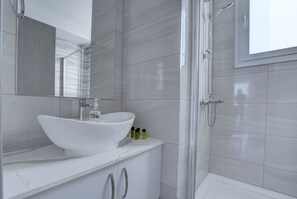 Villa, 4 camere da letto, piscina privata | Bagno | Combinazione doccia/vasca, set di cortesia gratuito, asciugacapelli