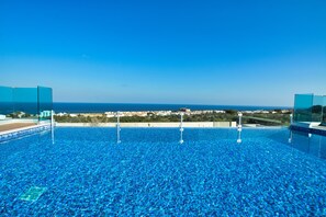 Piscina all'aperto, una piscina riscaldata, ombrelloni da piscina