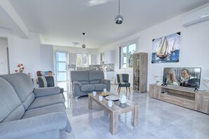 Villa, 4 Schlafzimmer, eigener Pool | Wohnzimmer | 40-Zoll-Flachbildfernseher mit Satellitenempfang, Fernseher, Kamin
