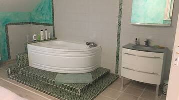 Haartrockner, Handtücher, Seife, Shampoo