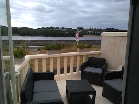 Terrace/patio. house bord de loire