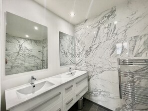 Shower, hair dryer, towels