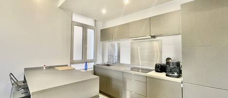 Kühlschrank, Mikrowelle, Ofen, Geschirrspüler