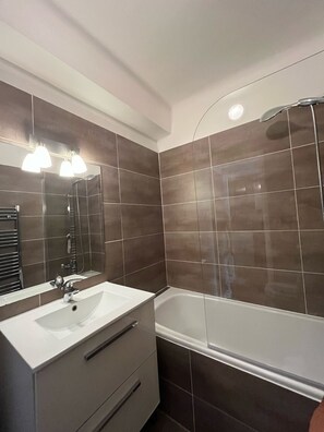 Banheira, toalhas de banho