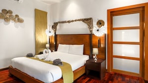 A hotel room with a wooden bed, a large mirror, and a wooden floor. - Emotion 1 - 3 Bedrooms, Rawai - Phuket (Rawai)