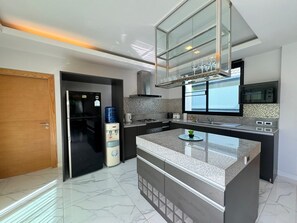 Kühlschrank, Mikrowelle, Kochgeschirr/Geschirr/Besteck