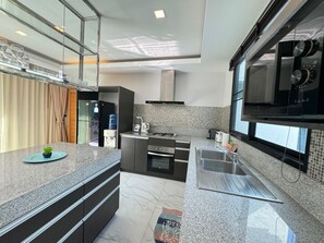 冷蔵庫、電子レンジ、調理器具と食器