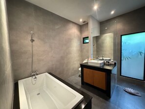 Handtücher, Seife, Shampoo, Toilettenpapier