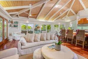 TV, DVD-spiller, bordtennis og stereoanlegg