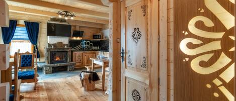 Luxury Chalet, Multiple Beds, Non Smoking, Mountain View | Lobby sitting area