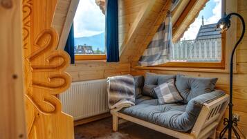 Chalet Luxe, plusieurs lits, non-fumeurs, vue montagne | Coin séjour | Télévision à écran plat, cheminée