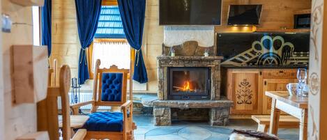 Luksuschalet, useita sänkyjä, tupakointi kielletty, vuoristonäköala | Oleskelualue | Taulutelevisio, takka