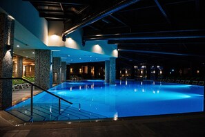 Innenpool, Außenpool, Sonnenschirme