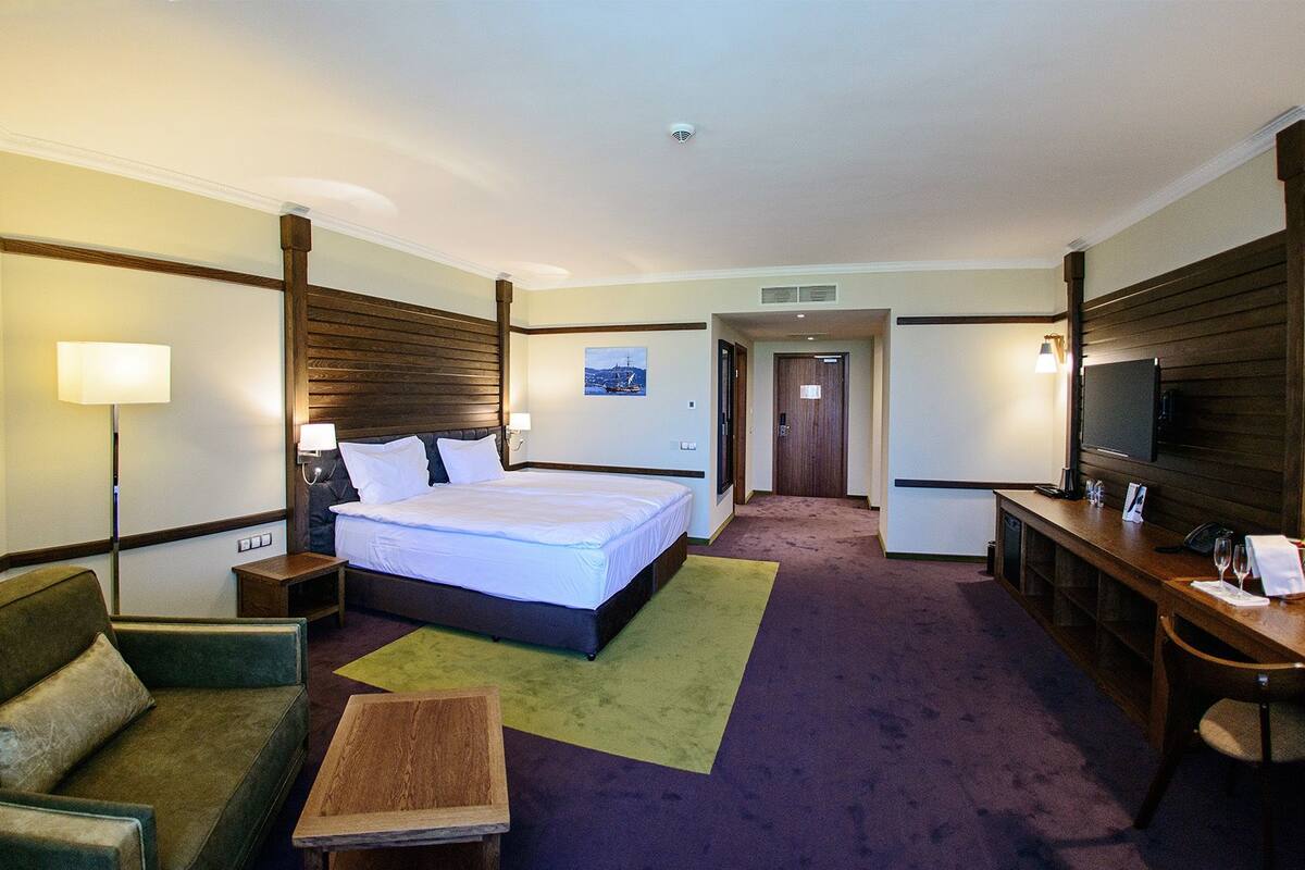Habitación ejecutiva, 1 cama King size, para no fumadores, vista a la montaña | Sábanas de algodón egipcio y ropa de cama de alta calidad 
