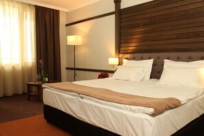 Kamar Comfort, 1 Tempat Tidur King, akses difabel, pemandangan gunung | Seprai katun Mesir, seprai premium, brankas, dan meja kerja