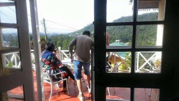 A balcony with a view of a mountainous landscape. - grymsby holiday bungalow (Nuwara Eliya)