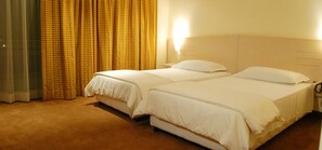 Camera Comfort, 1 letto king, accessibile ai disabili, vista giardino | Tende oscuranti, ferro/asse da stiro, lenzuola
