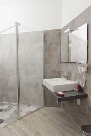 Superior Triple Room | Bathroom | Shower, bidet, towels - Fladi House Affittacamere (Catania)